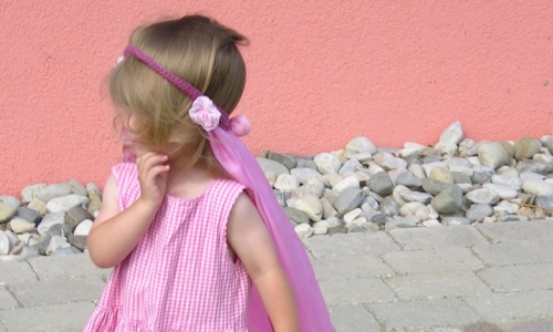 M&auml;dchen in rosa Kleid und rosa Stirnband